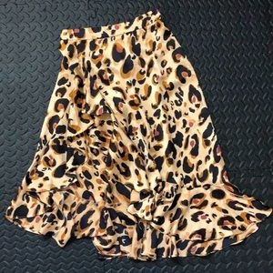 MIDI skirt featuring a cheetah print.